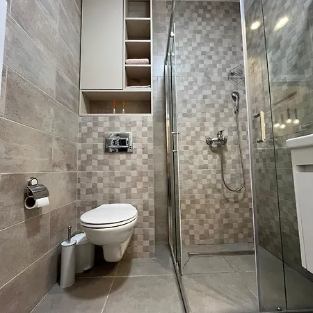 Globus 2 Apartment Pale